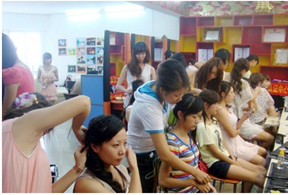 桂林化妆师培训学校：学员化妆考核