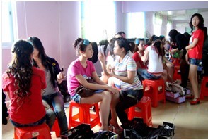 桂林化妆师培训学校：为某手机代言模特化妆