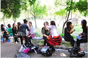 桂林化妆培训学校：教学员在烈日逆光化妆练习