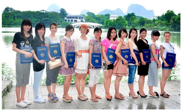 桂林化妆师培训学校：学生毕业照